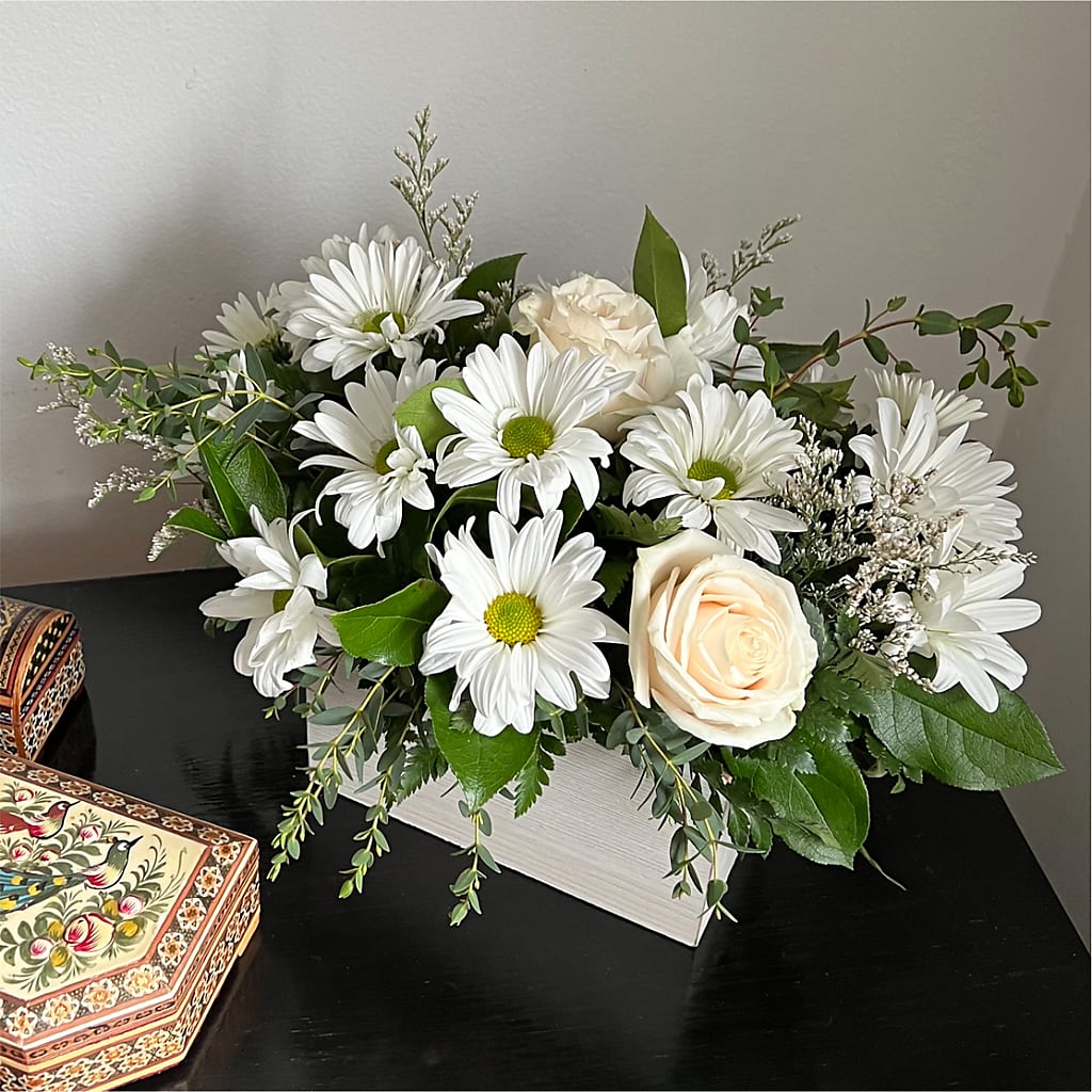 Fresh Linen Box Bouquet –  Hirzel Brothers Greenhouse, Toledo OH